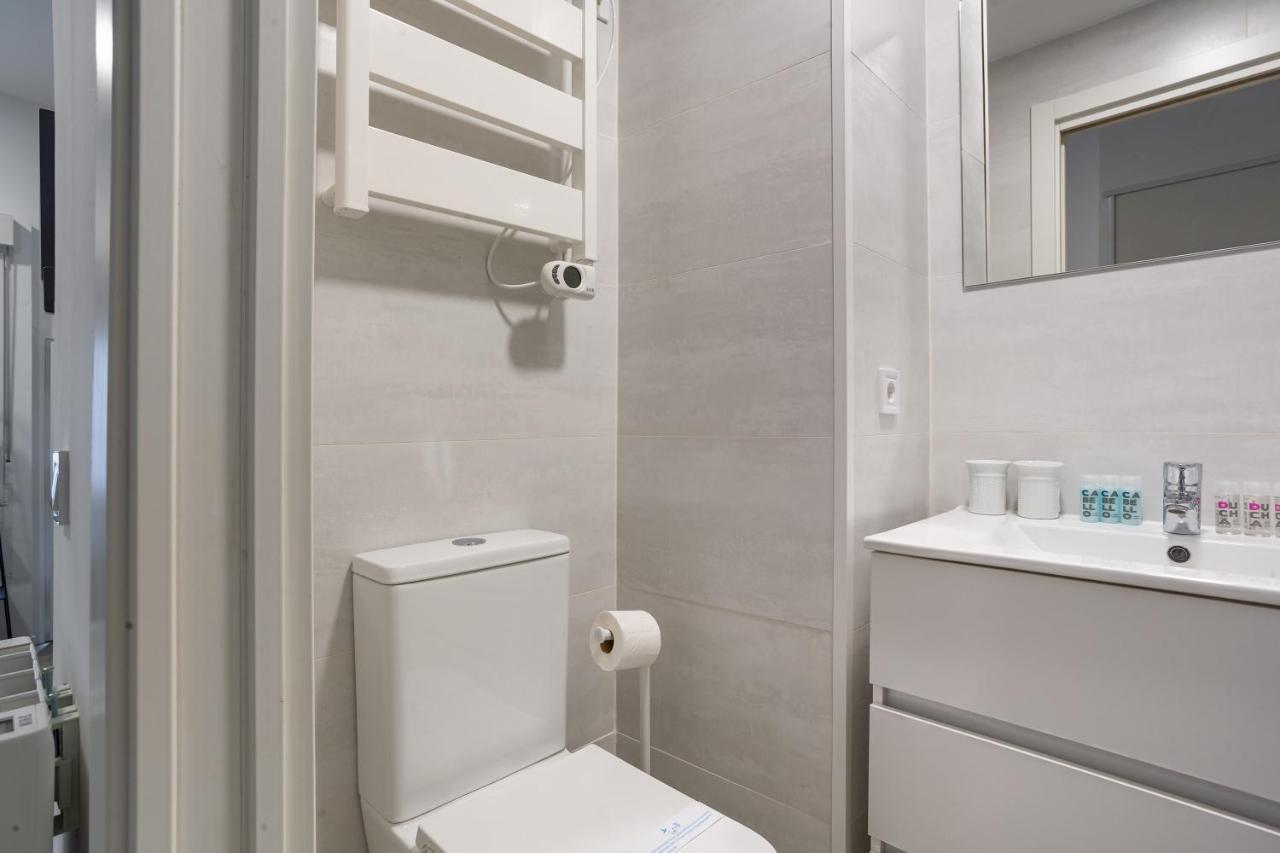 1 Bedroom 1 Bathroom Furnished - Av De America - Studio - Mintystay Madrid Buitenkant foto